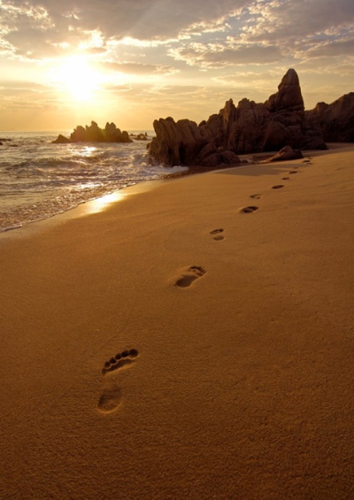 impronte sabbia percorso cammino vita memoria passato presente futuro Dio oltre spiritualità